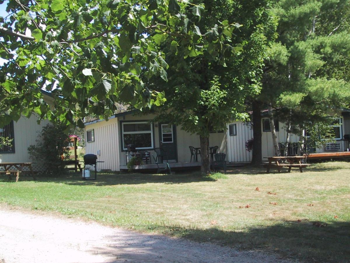 Colonial Bay Motel&Cottages Huntsville Esterno foto