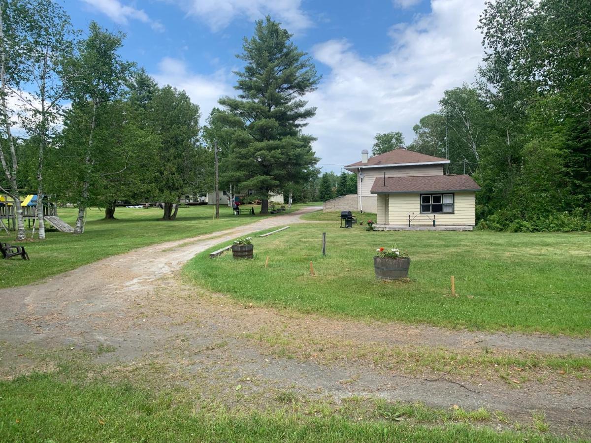 Colonial Bay Motel&Cottages Huntsville Esterno foto