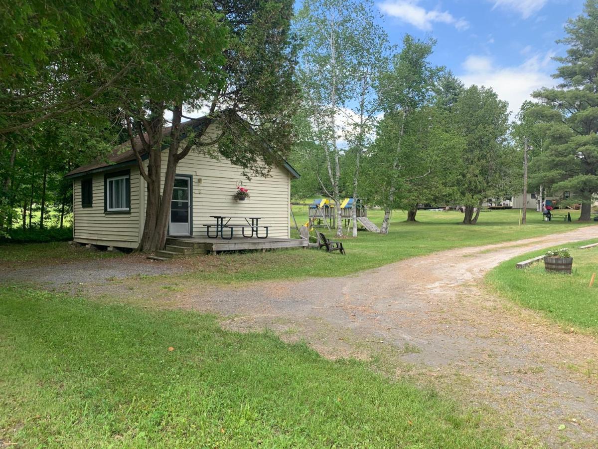 Colonial Bay Motel&Cottages Huntsville Esterno foto