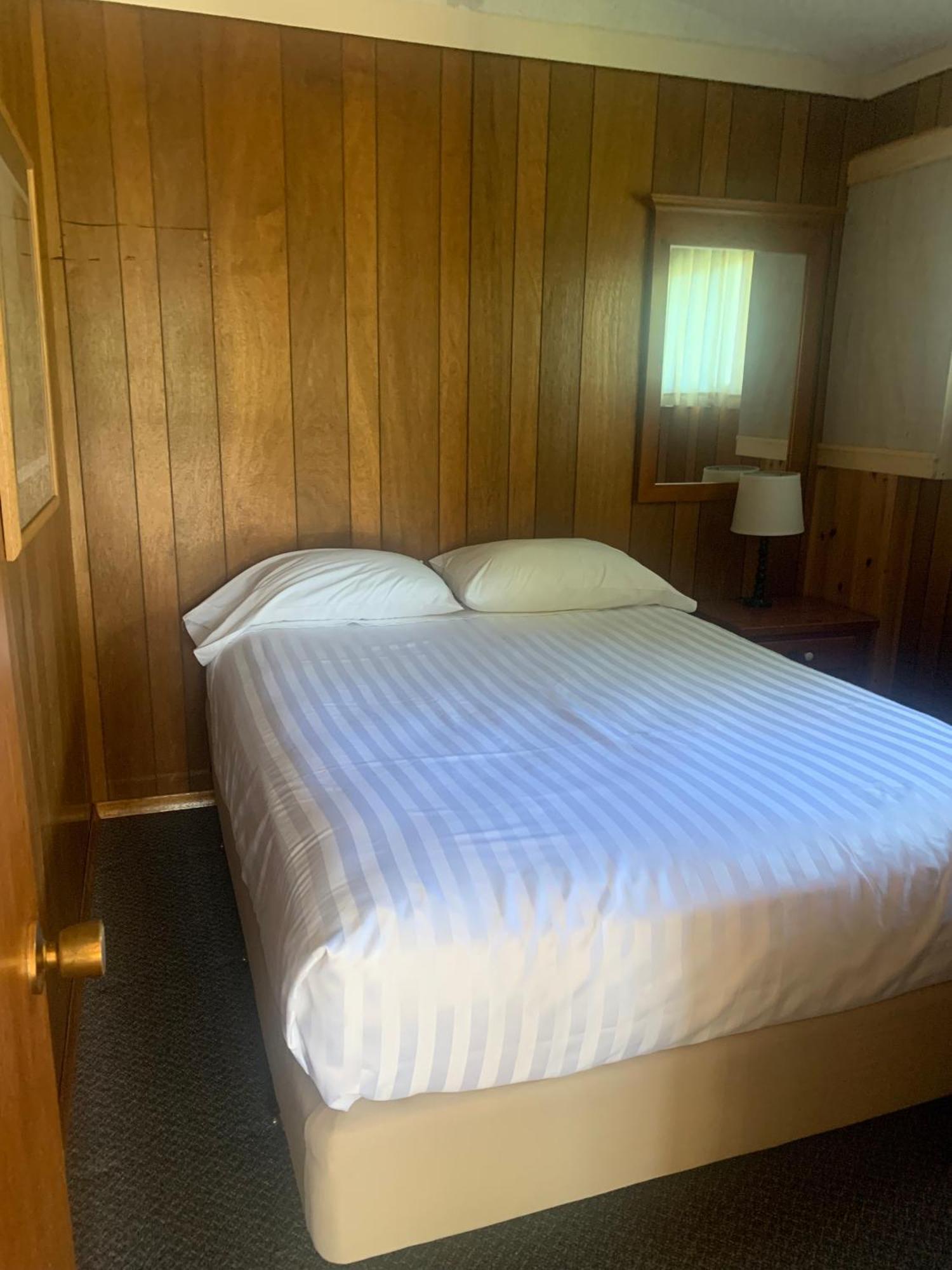 Colonial Bay Motel&Cottages Huntsville Esterno foto
