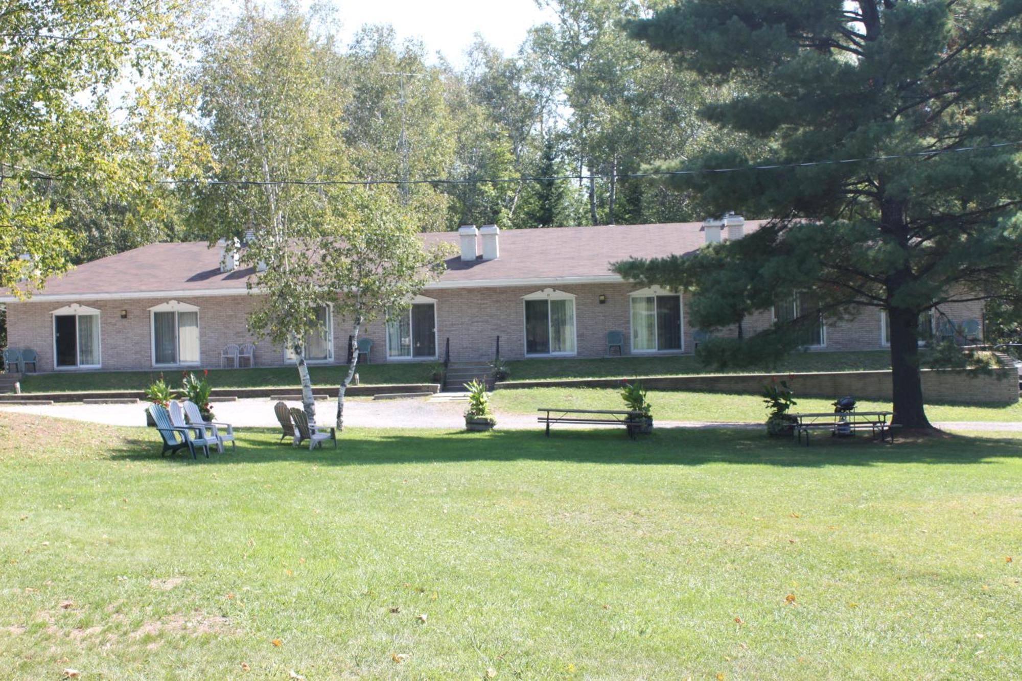 Colonial Bay Motel&Cottages Huntsville Esterno foto