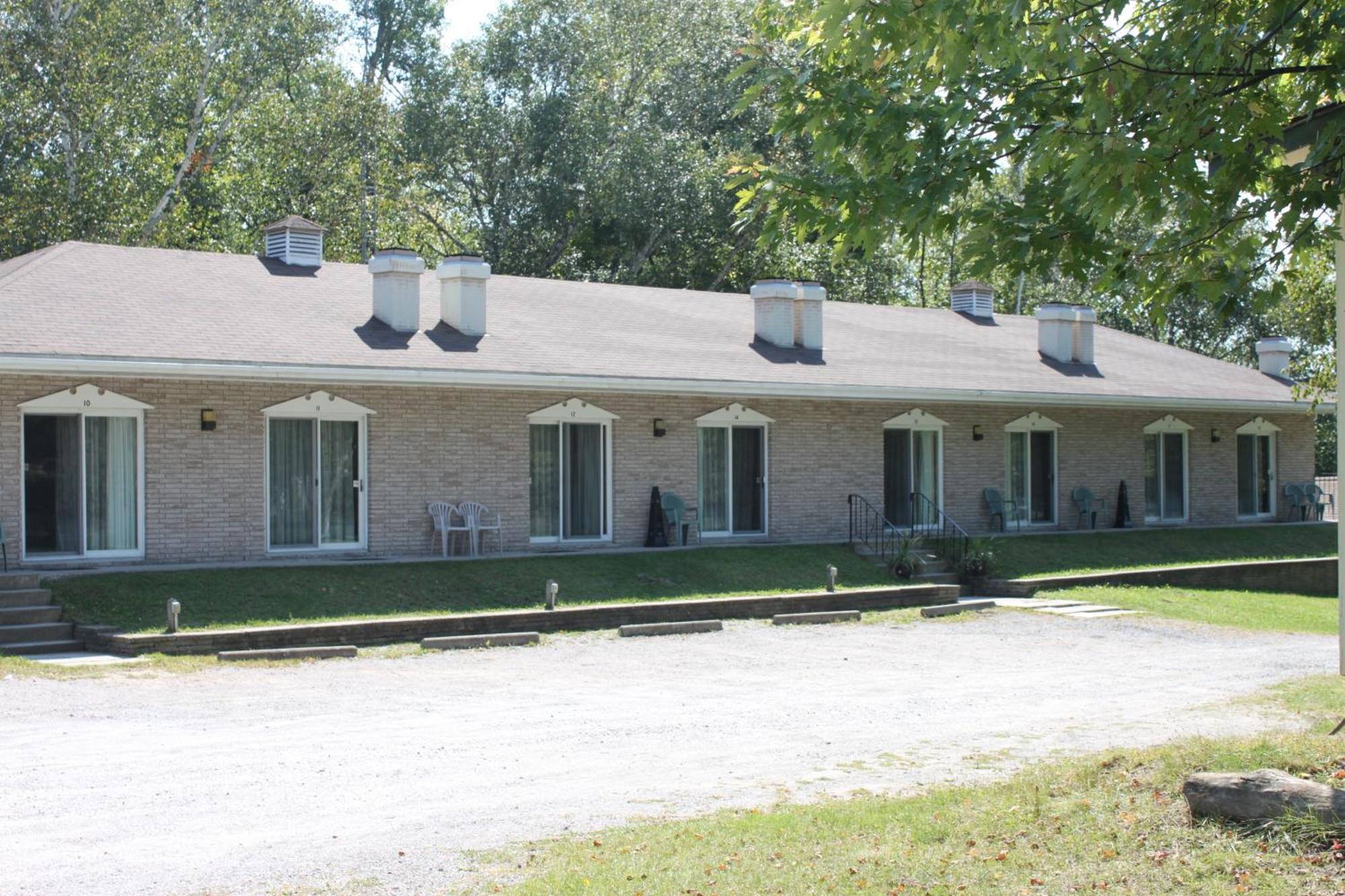 Colonial Bay Motel&Cottages Huntsville Esterno foto