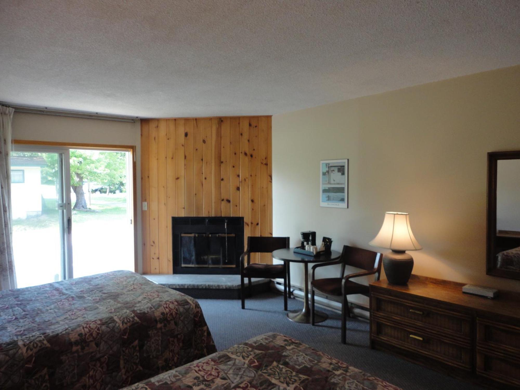 Colonial Bay Motel&Cottages Huntsville Esterno foto