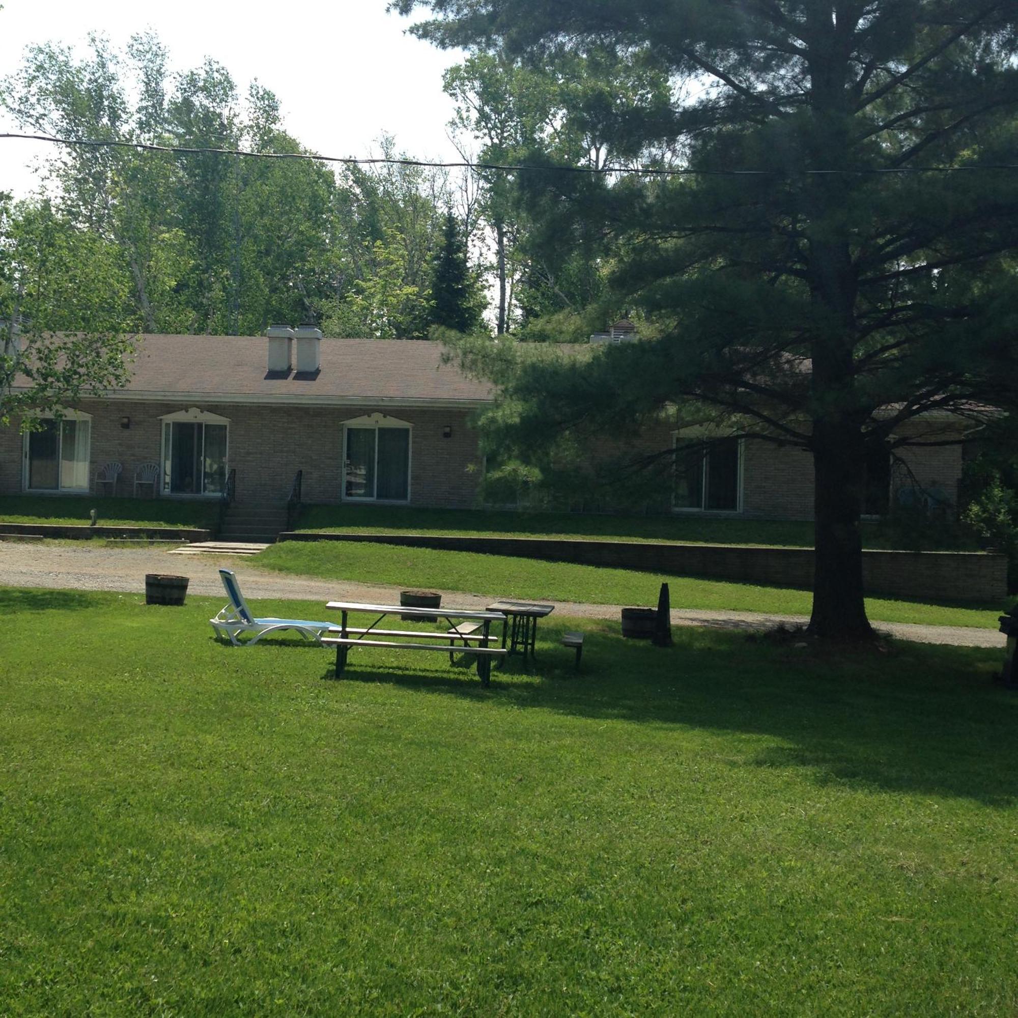 Colonial Bay Motel&Cottages Huntsville Esterno foto